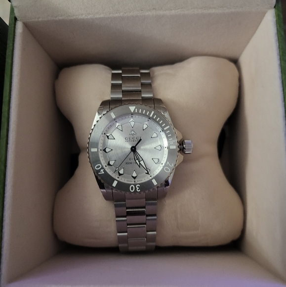 Authentic Gucci Dive Watch 42MM - Picture 3 of 8